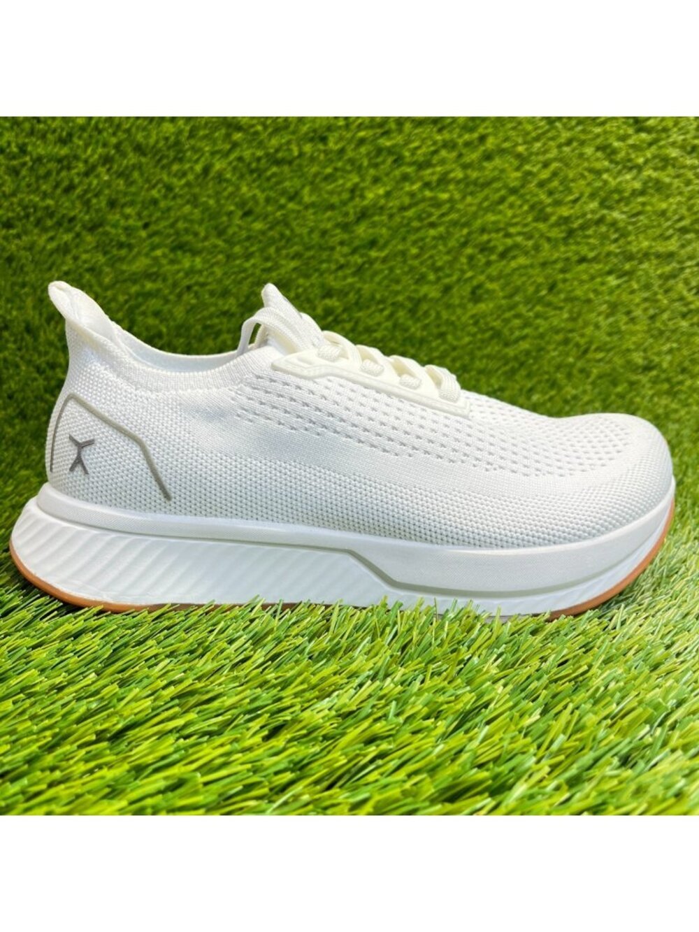 Flux Adapt Runner White Gum Womens Size 6.5 Running Workout Walking Knit Shoes